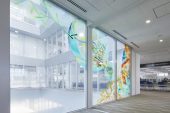 世田谷区玉川総合支所アートワーク｜地域の宝を表現する光あふれる広場空間